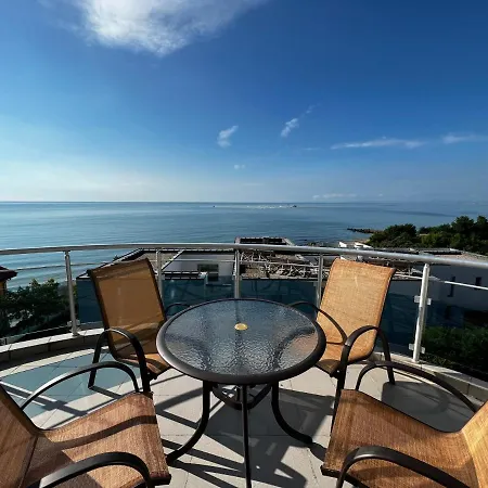 Modern Beachfront With Pool アパート ラヴダ
