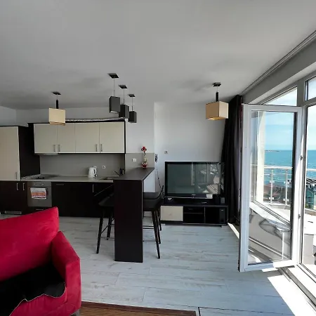 Modern Beachfront With Pool アパート