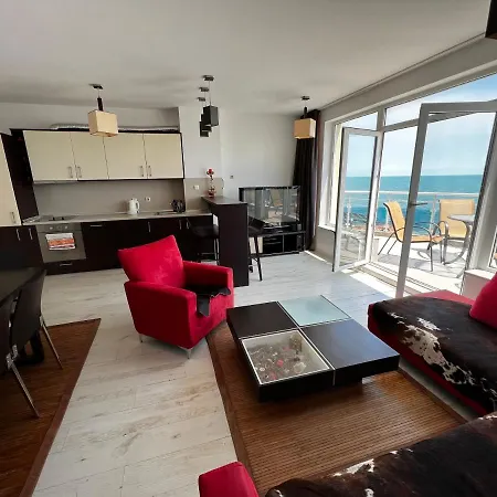 Modern Beachfront With Pool Appartamento